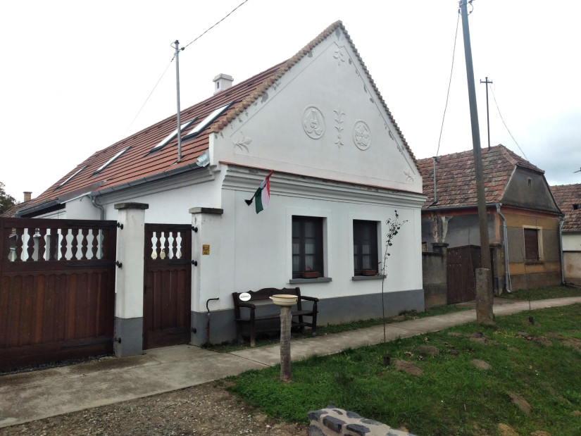 Régi és új ház Kiscsőszön (Fotó: Pais-H Szilvi)