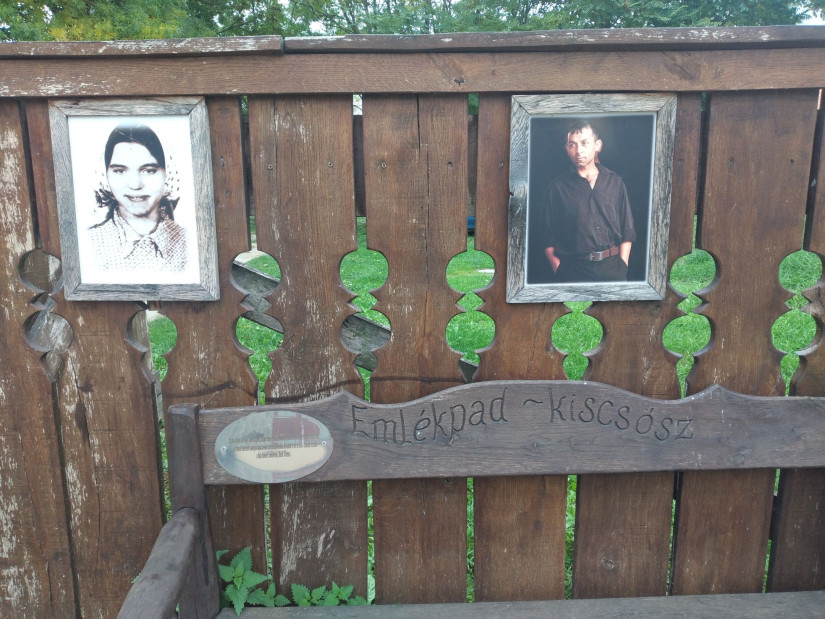 Házak előtt kispadokkal állítottak emléket a régi kiscsőszieknek (Fotó: Pais-H Szilvi)