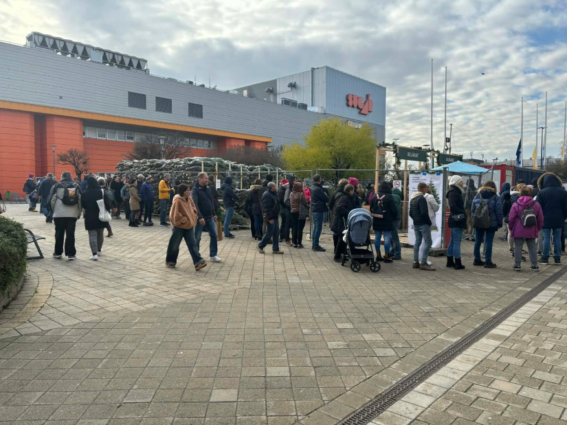 Kígyózik a sor az Örs vezér téri IKEA áruház előtt. Fotó: olvasónk