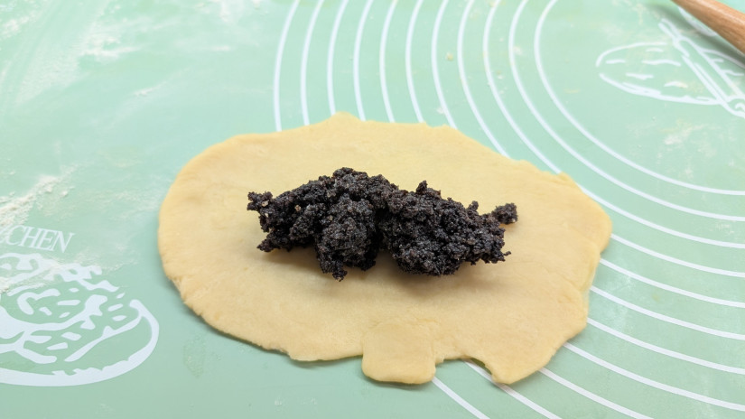 A tészta nyújtása és töltése