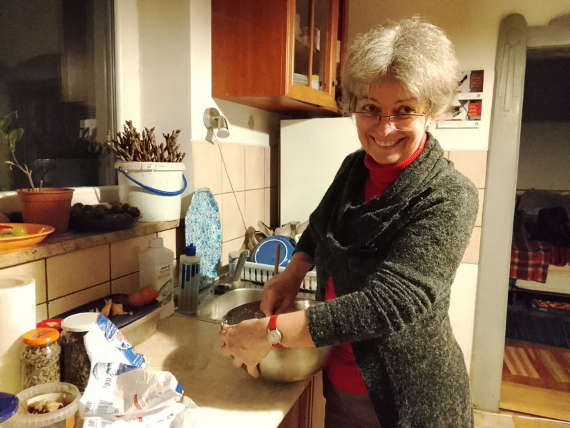 Vértes Ildikó épp a mázat keveri (Fotó: Pais-H Szilvia)