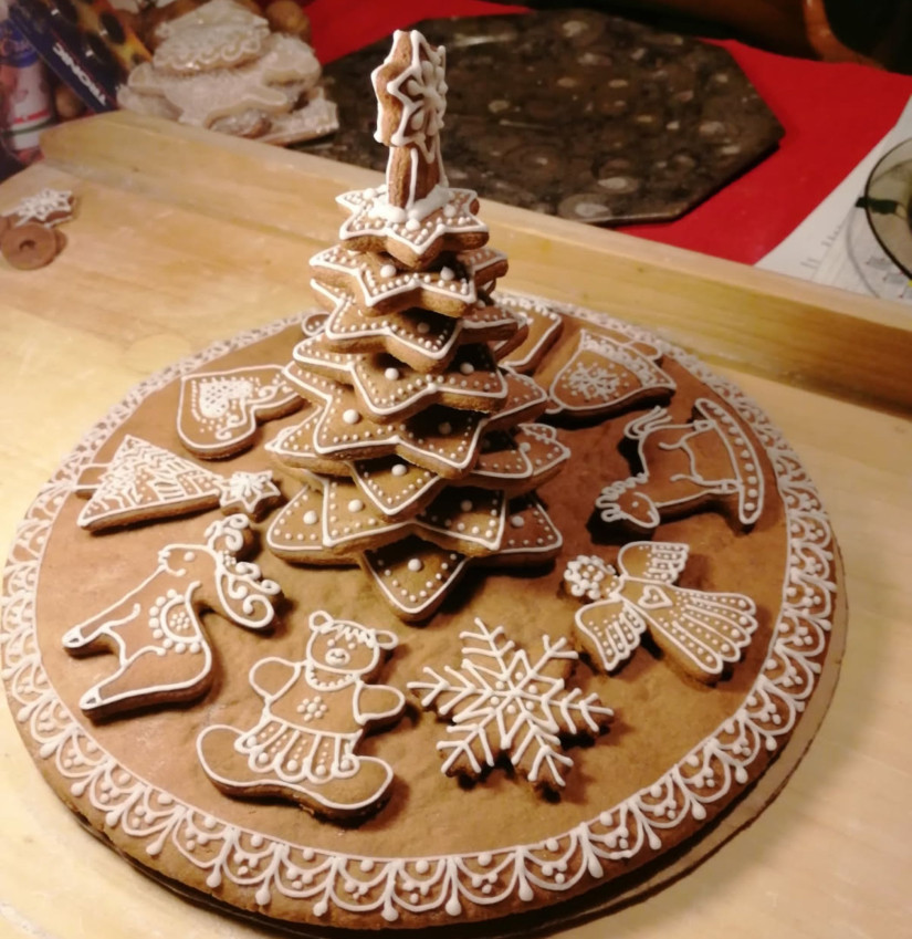 Karácsonyi ehető asztaldísz mézesekből (Fotó: Vértes Ildikó)