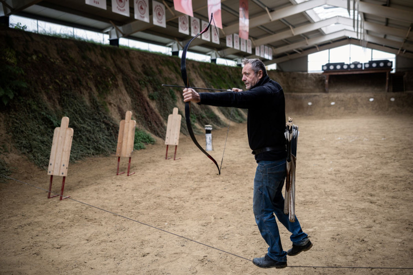 Reggeli gyakorlásként egy kis kötéltáncos nyilazás - Kassai Lajos lovardájában (Fotó: Stiller Ákos)