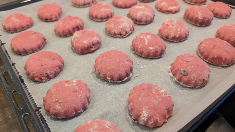 A céklás pogácsa készítése