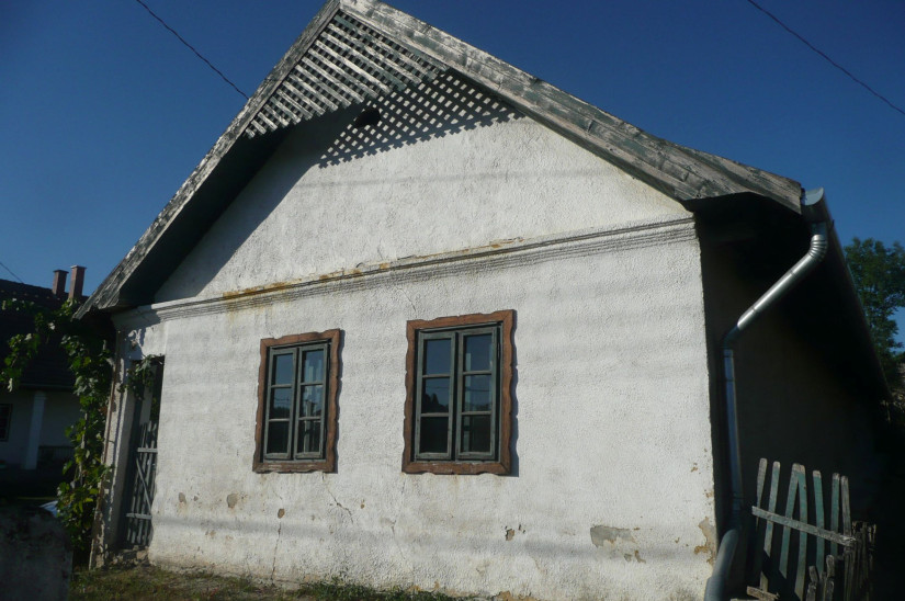 Jobb oldali ház, még felújítás előtt (Fotó: Szabó Miklós)