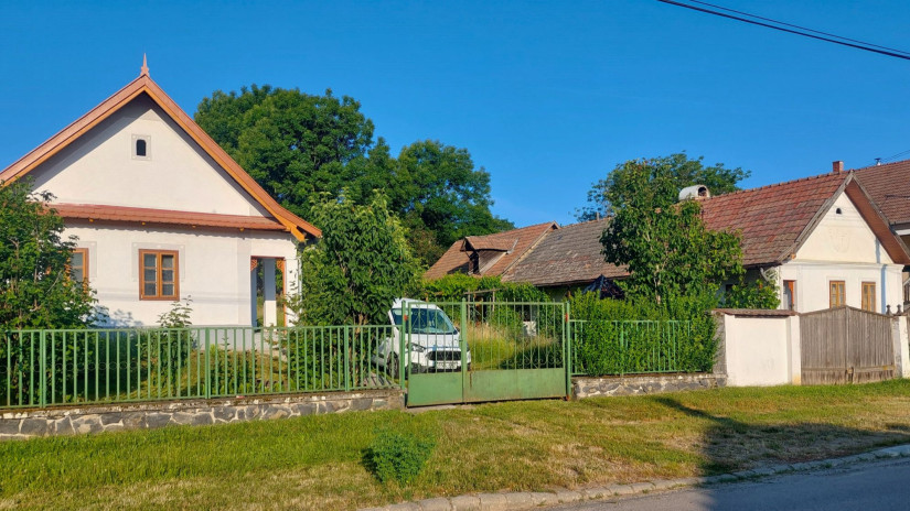 Egymásra néző tornácokkal a két felújított ház (fotó: Szabó Miklós)