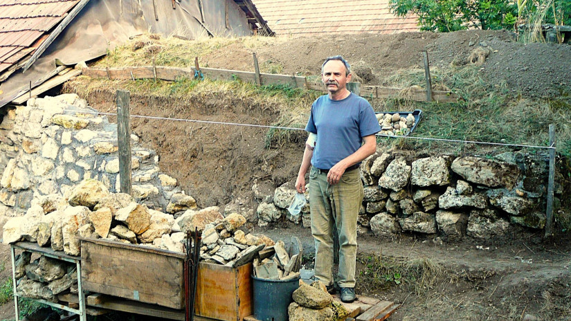 Házigazda a pincetámfal újraépítése közben (fotó: Szabó Miklós)
