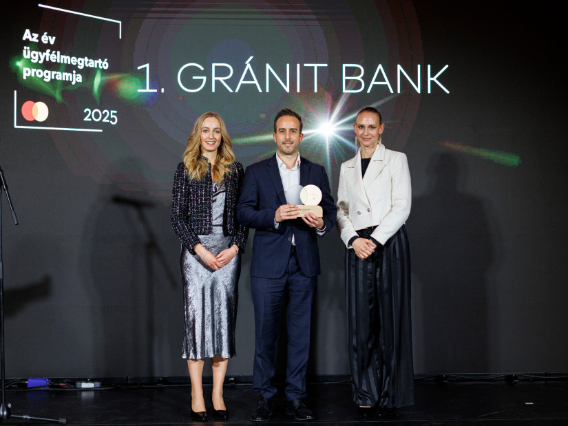 Jendrolovics Péter, a Gránit Bank lakossági üzletágért felelős vezérigazgató-helyettese (középen)