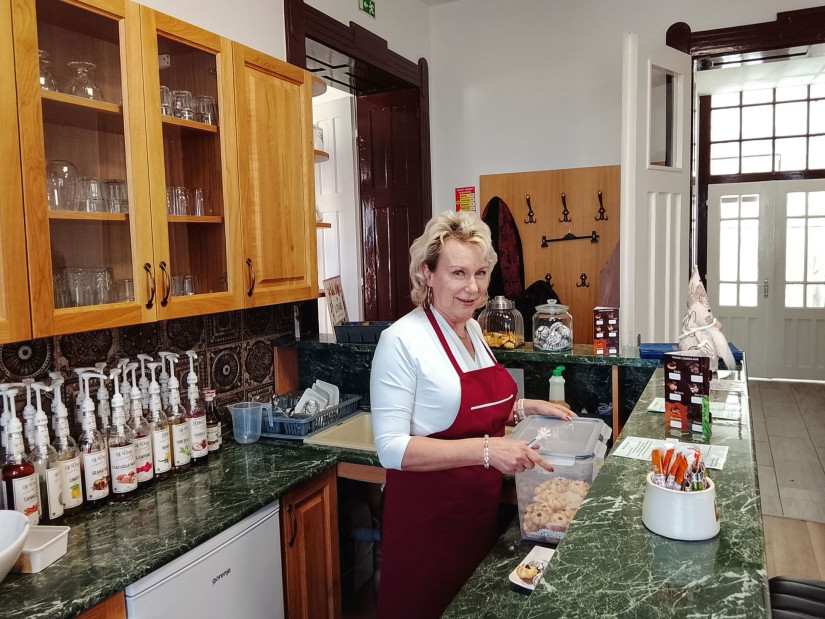 Szociális gondozás mellett  kávéházi mindenesként is dolgoznak az ápolók (Fotó: Pais-H Szilvia)