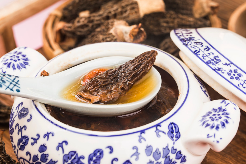 Egy tál Morchella, benne a gombánk