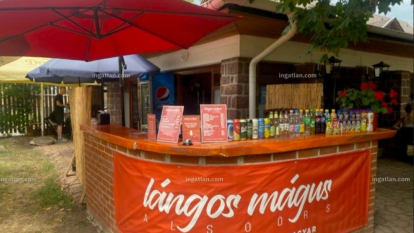 Az Alsóörsi Strand Vendéglő és a hozzá tartozó, 2021-ben kialakított Lángos Mágus a Balaton egyik legforgalmasabb strandján működik.
Fotó: ingatlan.hu