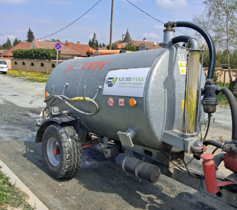 Ezzel locsolják az utakat - de ez mire elég? Kérdezi egy járókelő tőlünk is. (Kép: Pais-H Szilvia)