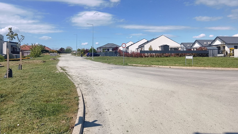 Ilyen egy aszbesztes út az oladi platón (Fotó: Pais-H Szilvia)