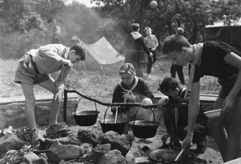 Bográcsozás a '60-as években. Mátrafüred a jászdózsai Dózsa György úttörőcsapat tábora a Sástó-nál. Fotó: Fortepan
