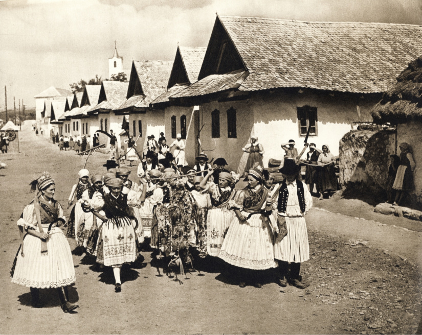 Aratóünnep 1940-ben Kazáron: Kossuth Lajos út, háttérben a Szent Ilona-templom. Fotó adományozó: Buzinkay Géza / Fortepan