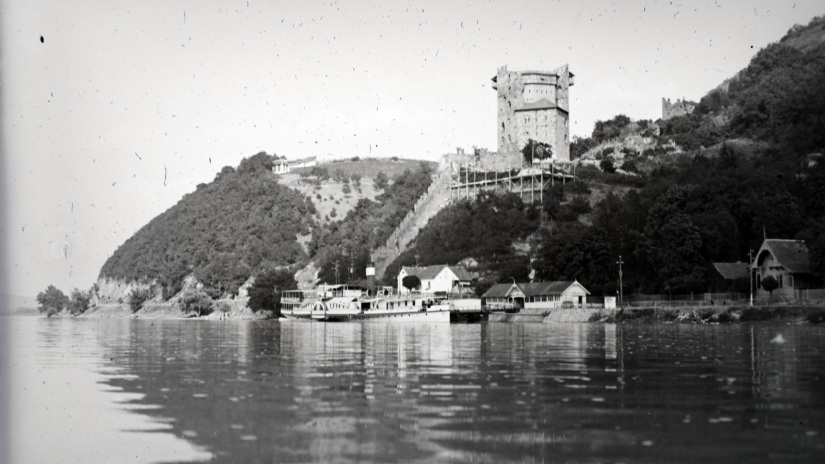 Dunakanyar, a hajóállomás és az Alsóvár a lakótoronnyal / Salamon-torony, a Dunáról nézve. 1936. Fotó adományozó: Szekrényesy Réka/Fortepan
