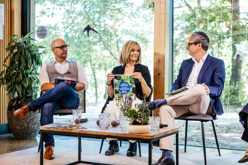 Tari Annamária, pszichoanalitikus; dr. Kaibinger Tamás, a Lidl Magyarország vállalati kapcsolatokért felelős vezetője (a kép jobb oldalán); és Klacsán Csaba, a WWF Magyarország Kommunikációs és forrásteremtési igazgatója (a kép bal oldalán) a Lutra album bemutatóját követő kerekasztal-beszélgetésen a természetvédelem, a vállalati felelősségvállalás és a gyerekek környezeti nevelésének szerepéről beszélgettek.
