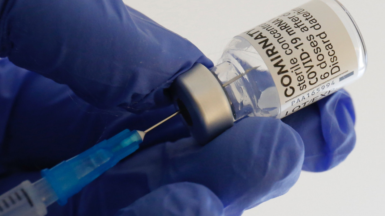 Kaposvár, 2021. április 19.A Pfizer-BioNTech koronavírus elleni Comirnaty-vakcinát készítik elõ oltáshoz a Somogy Megyei Kaposi Mór Oktató Kórházban 2021. április 19-én.MTI/Varga György