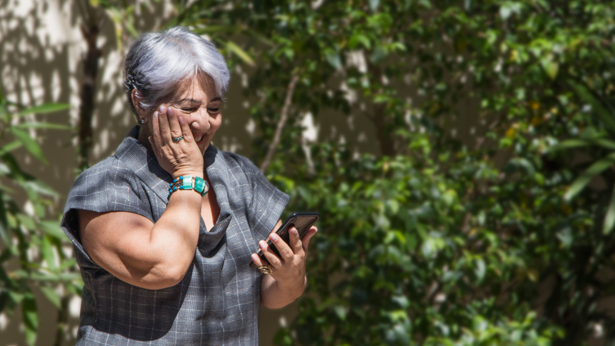 60 perc ingyen beszélgetést ad a mobilszolgáltató: a legtöbb magyar az édesanyját tárcsázza