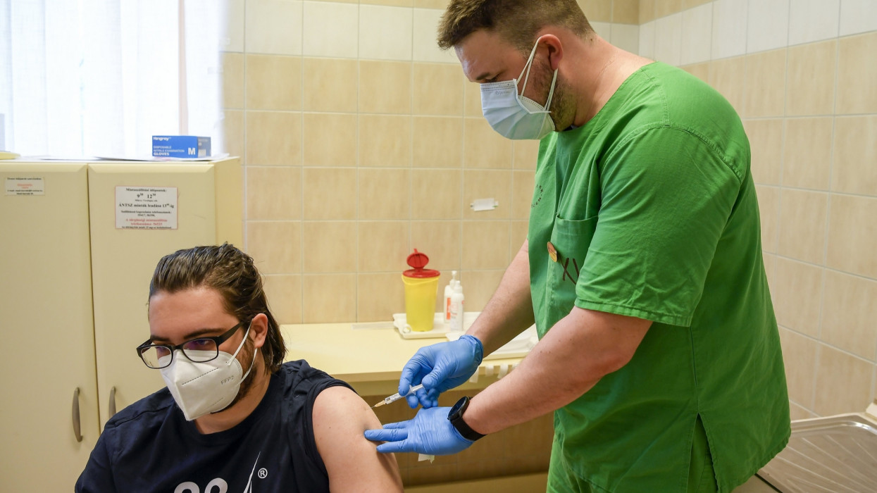 Debrecen, 2021. április 29.Egy férfit beoltanak az orosz Szputnyik V koronavírus elleni vakcina második adagjával a Debreceni Egyetem Klinikai Központ Nagyerdei Campus Belgyógyászati Klinikáján kialakított oltóponton 2021. április 29-én.MTI/Czeglédi Zsolt
