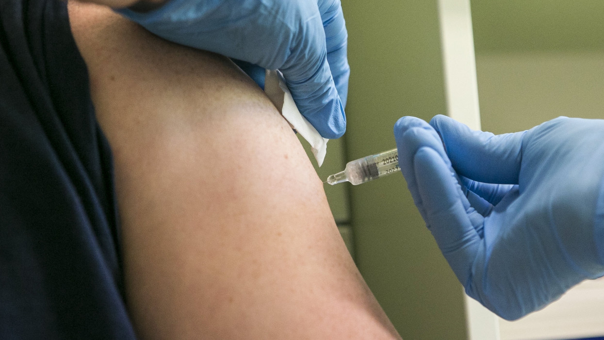 Kecskemét, 2021. május 4.Egy férfi megkapja a a kínai Sinopharm  koronavírus elleni vakcináját a Bács-Kiskun Megyei Oktatókórházban Kecskeméten 2021. május 4-én.MTI/Bús Csaba