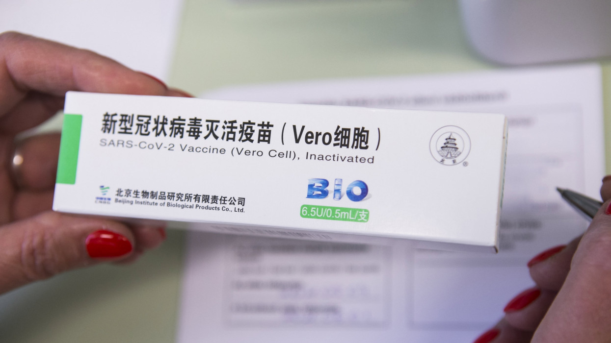 Kecskemét, 2021. május 4.A kínai Sinopharm koronavírus elleni vakcina a Bács-Kiskun Megyei Oktatókorház oltópontján Kecskeméten 2021. május 4-én.MTI/Bús Csaba