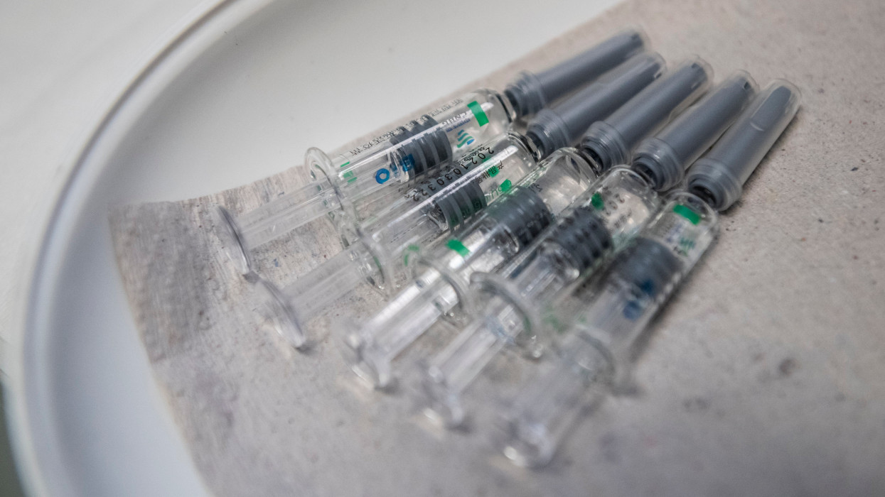 Budapest, 2021. május 7.A kínai Sinopharm koronavírus elleni vakcina fecskendõkben a fõvárosi Honvédkórház oltópontján 2021. május 7-én.MTI/Mónus Márton