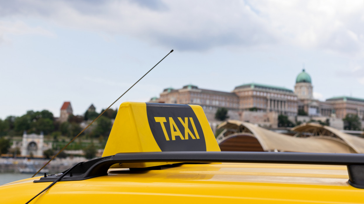 Brutális a taxishiány Budapesten: újabb jelentős tarifaemelés jöhet a fővárosban?