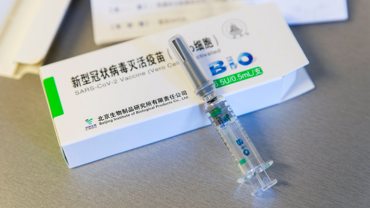 Gyõr, 2021. május 28.A kínai Sinopharm koronavírus elleni vakcinája a gyõri Petz Aladár Megyei Oktató Kórház oltópontján 2021. május 28-án.MTI/Krizsán Csaba