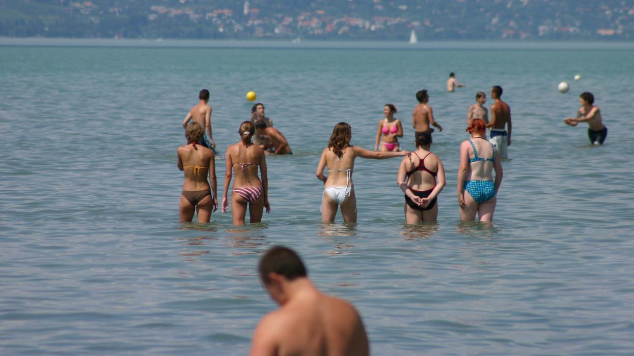 Döntöttek: ilyen korlátozásokkal lehet strandolni a Balatonnál