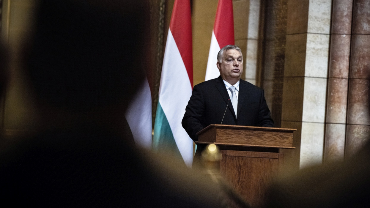 Budapest, 2021. június 5.A Miniszterelnöki Sajtóiroda által közreadott képen Orbán Viktor miniszterelnök beszédet mond a Magyar Honvédség parancsnoksága parancsnoki beosztásának átadás-átvételi ünnepségén az Országház Kupolacsarnokában 2021. június 5-én. Ha baj van, a hazánkat nekünk kell megvédeni - jelentette ki a kormányfõ. Kiemelte: a feladat felépíteni egy modern, erõs hadsereget, hogy Magyarországot megtámadni még véletlenül se jusson eszébe senkinek. A magyar hadseregnek elrettentõ erõvel kell bírnia - tette hozzá.MTI/Miniszterelnöki Sajtóiroda/Fischer Zoltán