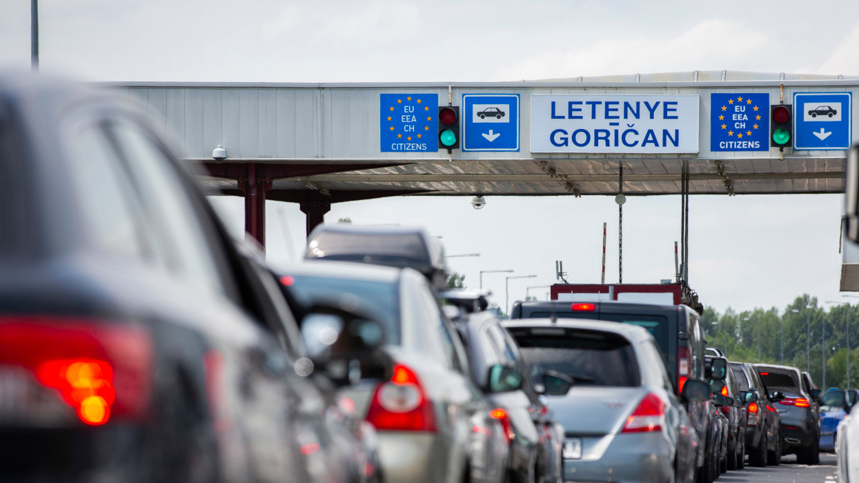 Letenye, 2020. július 11.Várakozó autósok az M7-es autópályán a magyar-horvát határátkelõ elõtt, Letenyénél 2020. július 11-én. A határátkelõnél 2 órás várakozással kell számolni, mert a horvát hatóságok kötelezõen regisztrálják belépõket. Érdemes Szlovénia felé kerülni, arrafelé jelenleg nem kell torlódásra számítani.MTI/Varga György