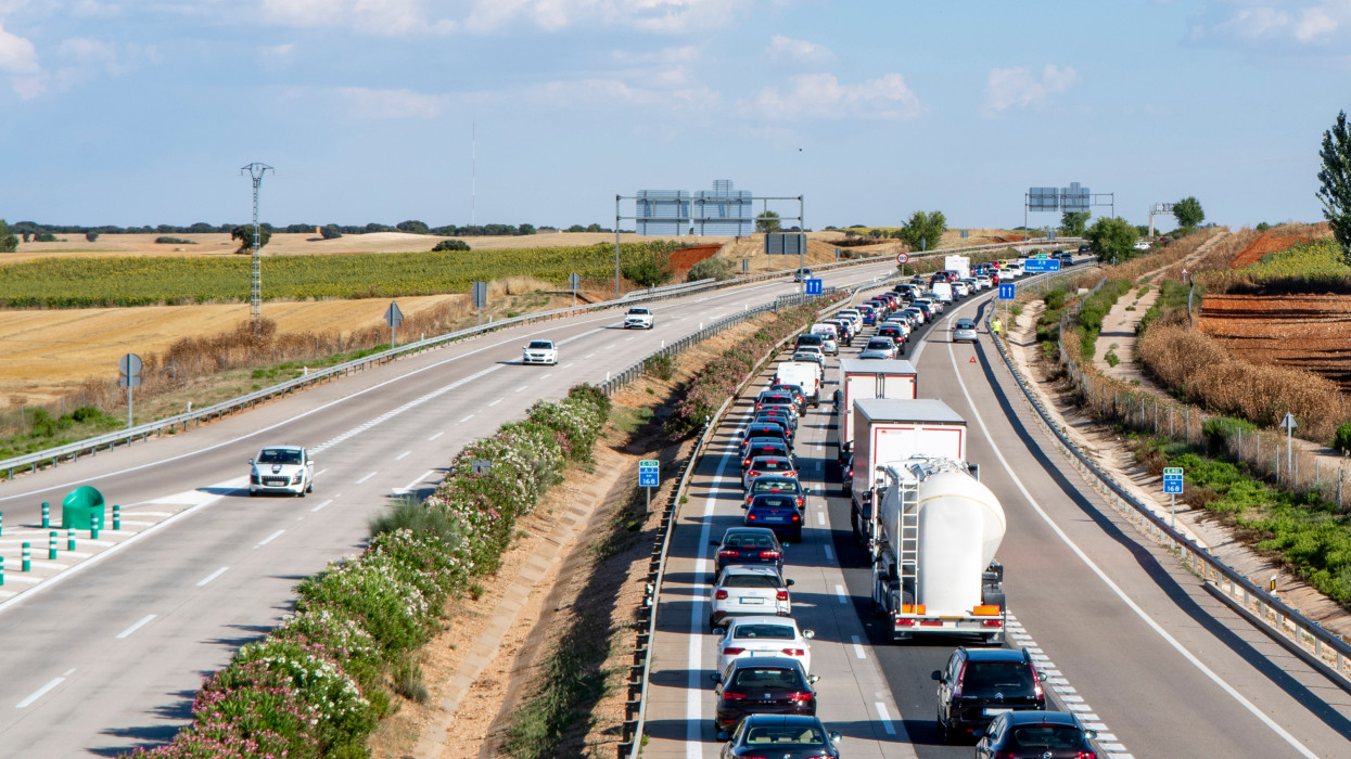 During the summer, transfers from the most populous cities to those on the coast often create traffic jams on motorways and freeways. The image is taken in Spain and you can see how the lane towards the coast is full of stopped cars while the return lane has little traffic.
