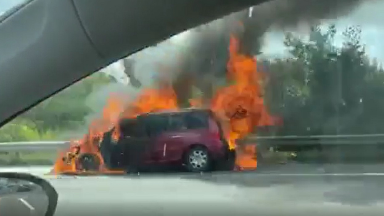 Hatalmas lángokkal ég egy autó az M1-M7 bevezetőn: teljesen beállt az útszakasz