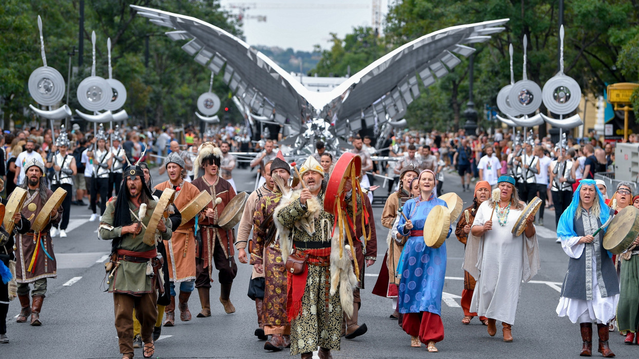 Budapest, 2021. augusztus 20.Résztvevõk az államalapítás és az államalapító Szent István király ünnepén tartott felvonuláson a budapesti Andrássy úton 2021. augusztus 20-án.MTI/Czeglédi Zsolt