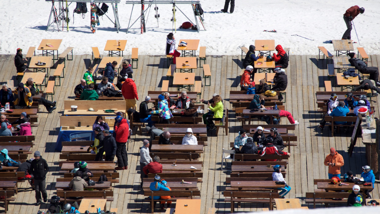 The starting point for the ski fields, at the exit of the cable car, is the refreshment point at high altitude.Il punto di partenza per i campi da sci, alluscita della funicolare si trova il punto di ristoro in quota.