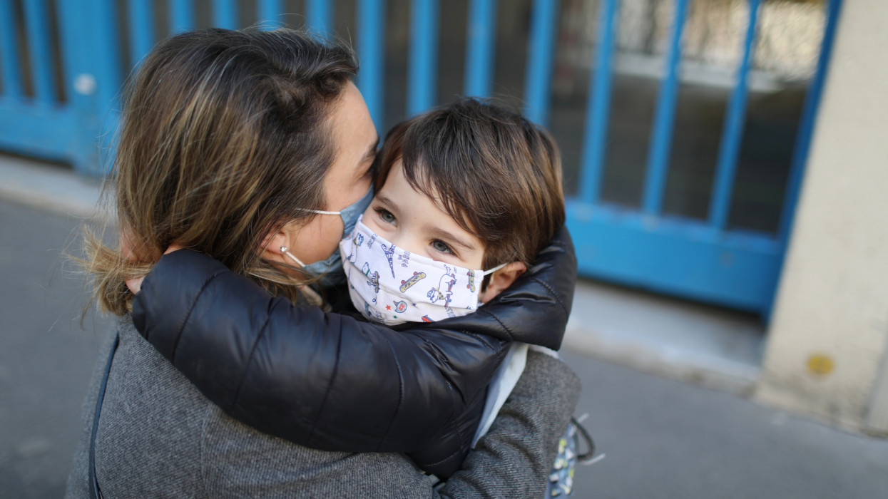 Egyre több helyen kötelező a maszk Magyarországon: durvul a járványhelyzet