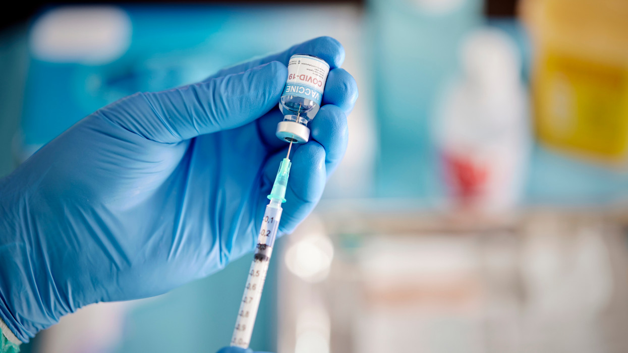 Döntött az Európai Bizottság: új Covid-vakcina kapott engedélyt az EU-ban, nemsoká oltanak vele