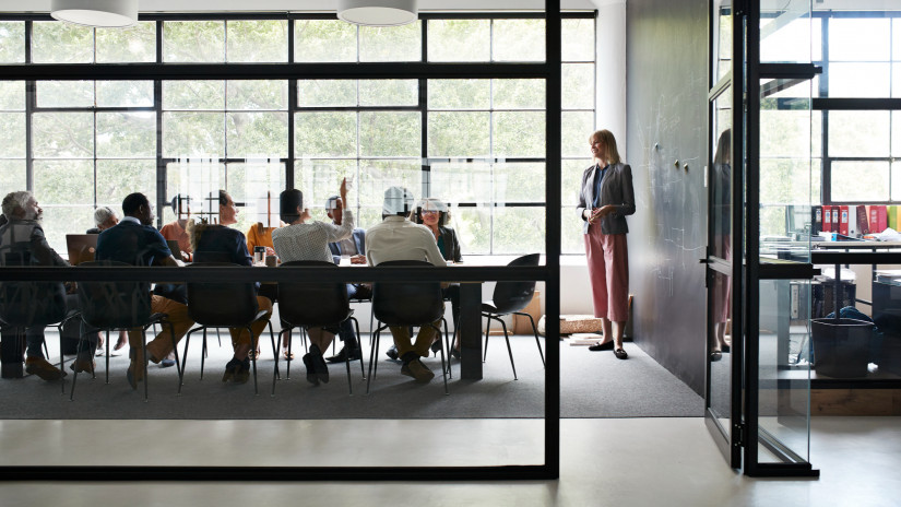 Óriási változás jön a magyarországi béreknél: tömeges felmondási hullám jöhet, ha ez életbe lép