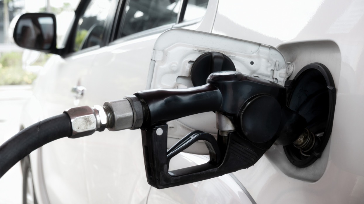 Nem áll le a horror a benzinkutakon: ekkora üzemanyagárakat még senki nem látott