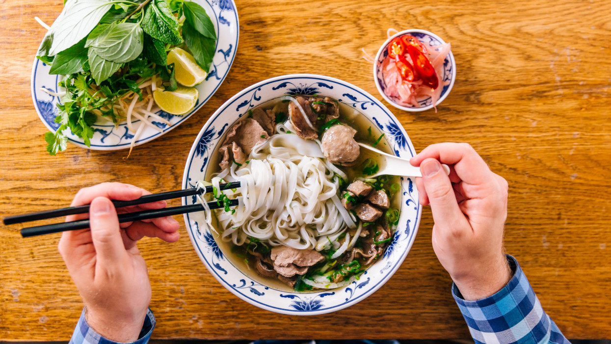 A vietnámi pho leves titkai: Hogyan készül ez az étel az eredeti pho leves recept alapján?