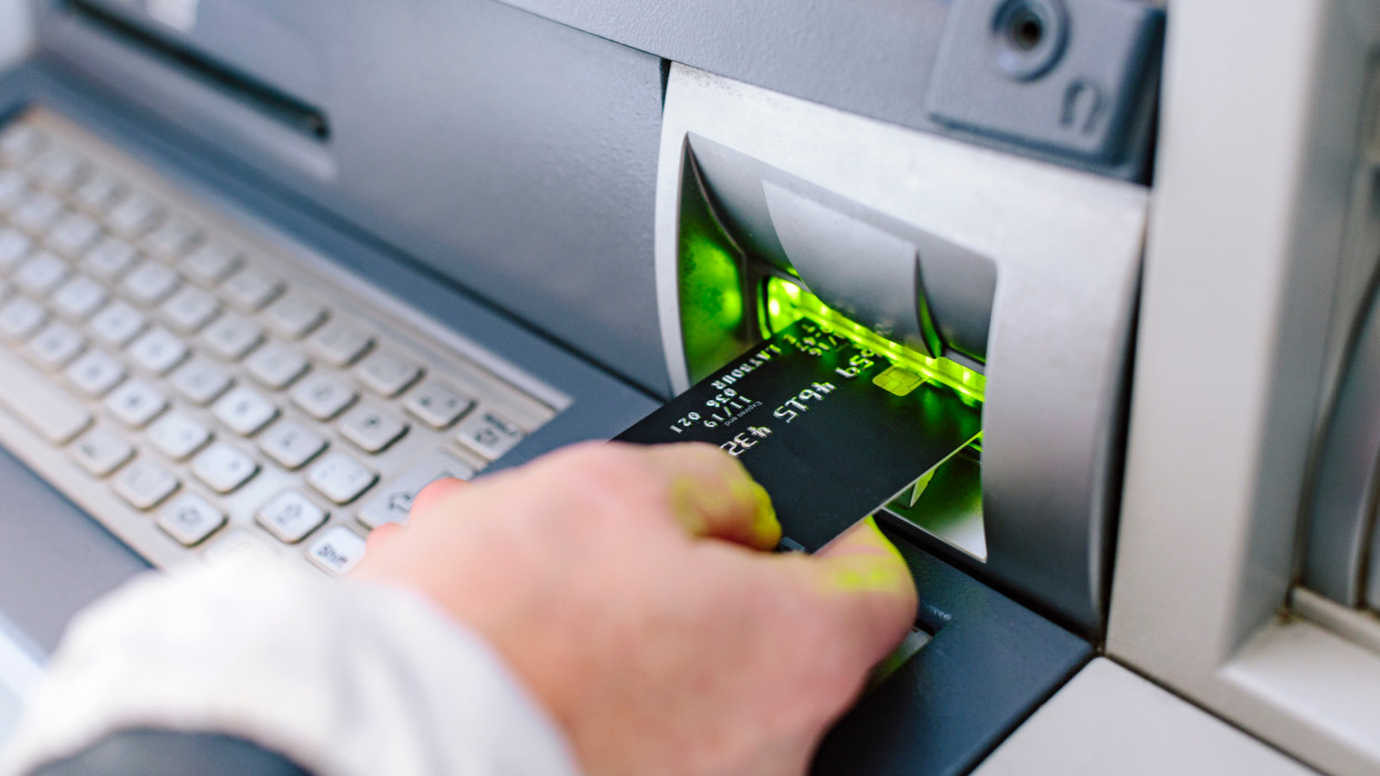 Leállást jelentett be a magyar bank: az ATM-ek sem fognak működni