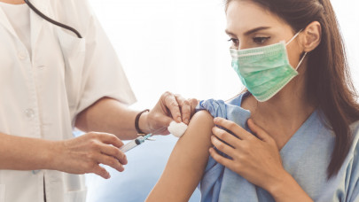 Erősebben térhet vissza az influenza idén a COVID-dal: több millió magyar van veszélyben