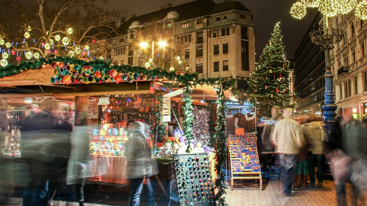 Horror árak a pesti karácsonyi vásáron: 900 a forraltbor, 1500 a gesztenye, 2400 a kolbász