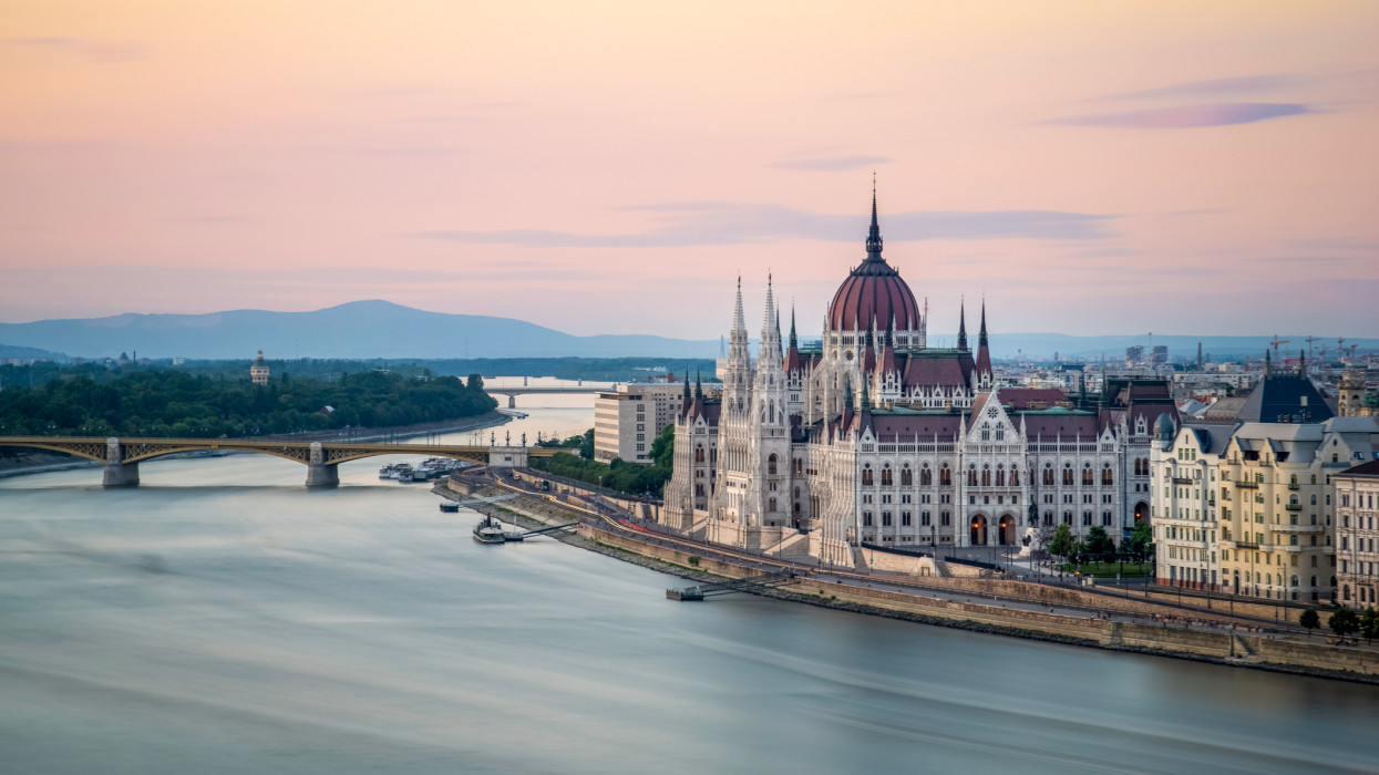 Döntött a parlament: ekkora adócsökkentés érkezik Magyarországon 2022-ben