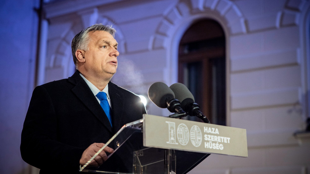 Sopron, 2021. december 14.A Miniszterelnöki Sajtóiroda által közreadott képen Orbán Viktor miniszterelnök beszédet mond a Hûség napja ünnepi megemlékezésen Sopronban, a város Fõ terén a Hûségkapu elõtt 2021. december 14-én. Száz éve Sopron lakói népszavazáson úgy döntöttek, hogy Magyarországhoz kívánnak tartozni, nem pedig Ausztriához.MTI/Miniszterelnöki Sajtóiroda/Fischer Zoltán
