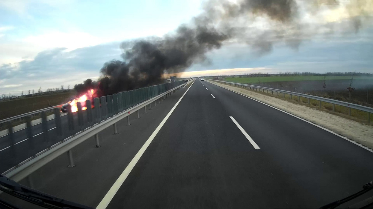 Percek alatt égett ki egy BMW az autópályán: az útfigyelő kamera mindent rögzített