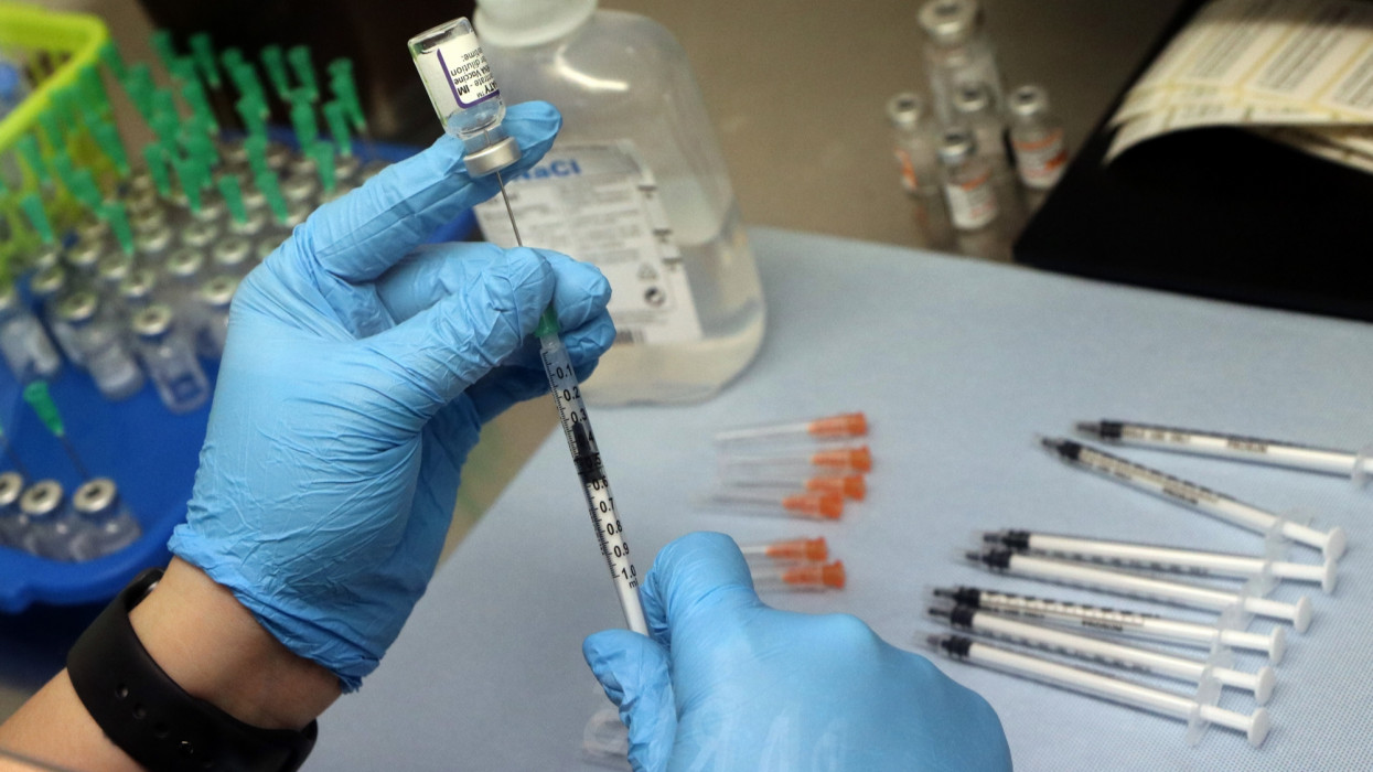 Indul az omikron elleni vakcina tesztelése: elkészült az oltással a Pfizer