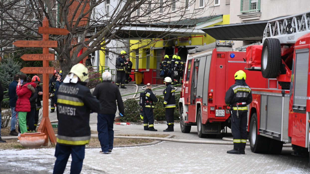 Budapest, 2022. január 23.Tûzoltók a fõvárosi XI. kerületi Szent Imre kórházban, ahol tûz ütött ki 2022. január 23-án reggel. A lángok a kórház egyik többszintes épületének földszintjén, egy detoxikáló helyiségben csaptak fel. A tüzet eloltották, megakadályozva a lángok továbbterjedését. Az épületbõl 56 beteget kellett áthelyezni.MTI/Mihádák Zoltán