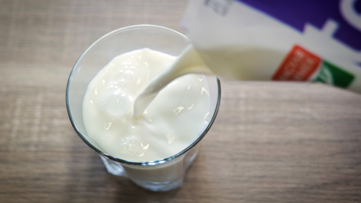 Videó: csúcstechnológiával jut el a magyar tej a boltok polcaira